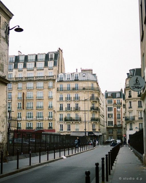 Façades haussmanniennes de la rive gauche, Paris — Kodak Portra 400