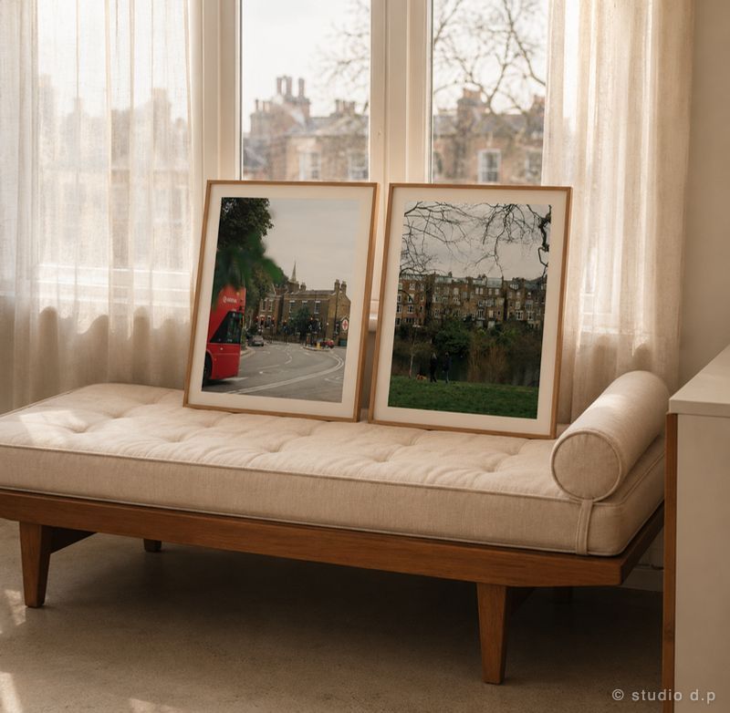 Diptyque encadré de Londres accroché en paire sur un mur clair — Studio d.p