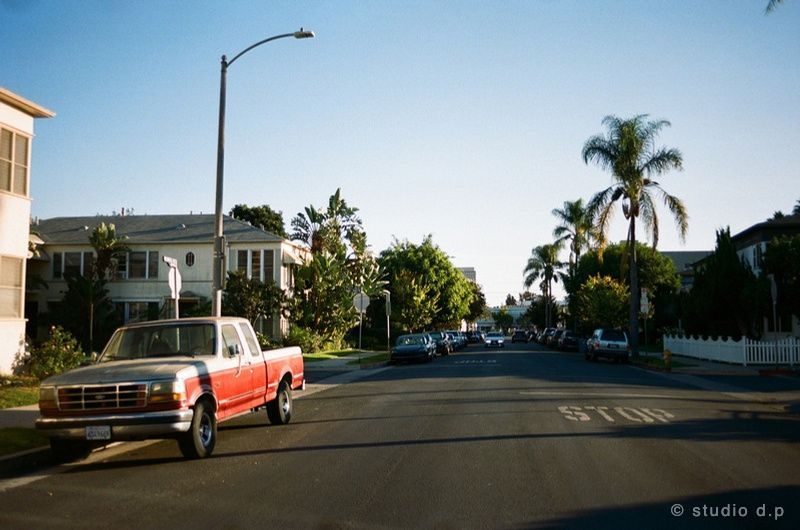 Pick-up rouge dans une rue ensoleillée de Los Angeles, Californie — photographie argentique Studio d.p