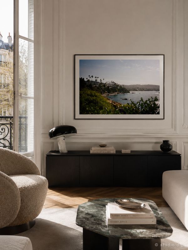 Grand tirage encadré d'un lever de soleil sur le Pacifique accroché dans un salon lumineux — Studio d.p