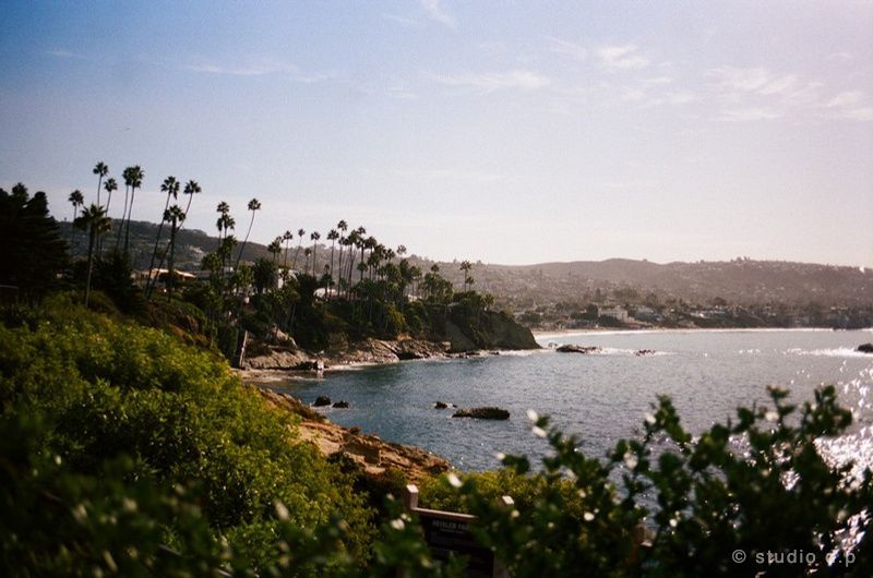 Lever de soleil sur la baie de Crescent Bay, Laguna Beach, Californie — Kodak Portra 400